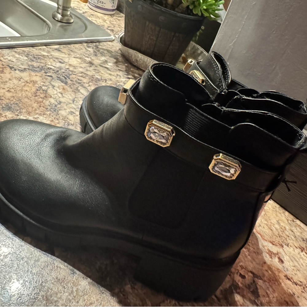Elegant Black Ankle Boots - Picture 4 of 4